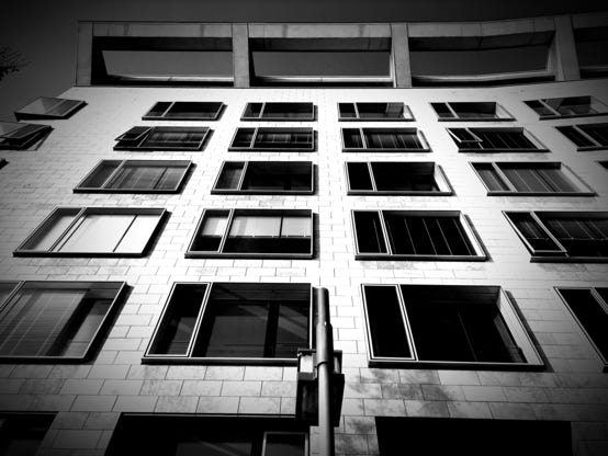 Fassade eines Bürogebäudes, von unten