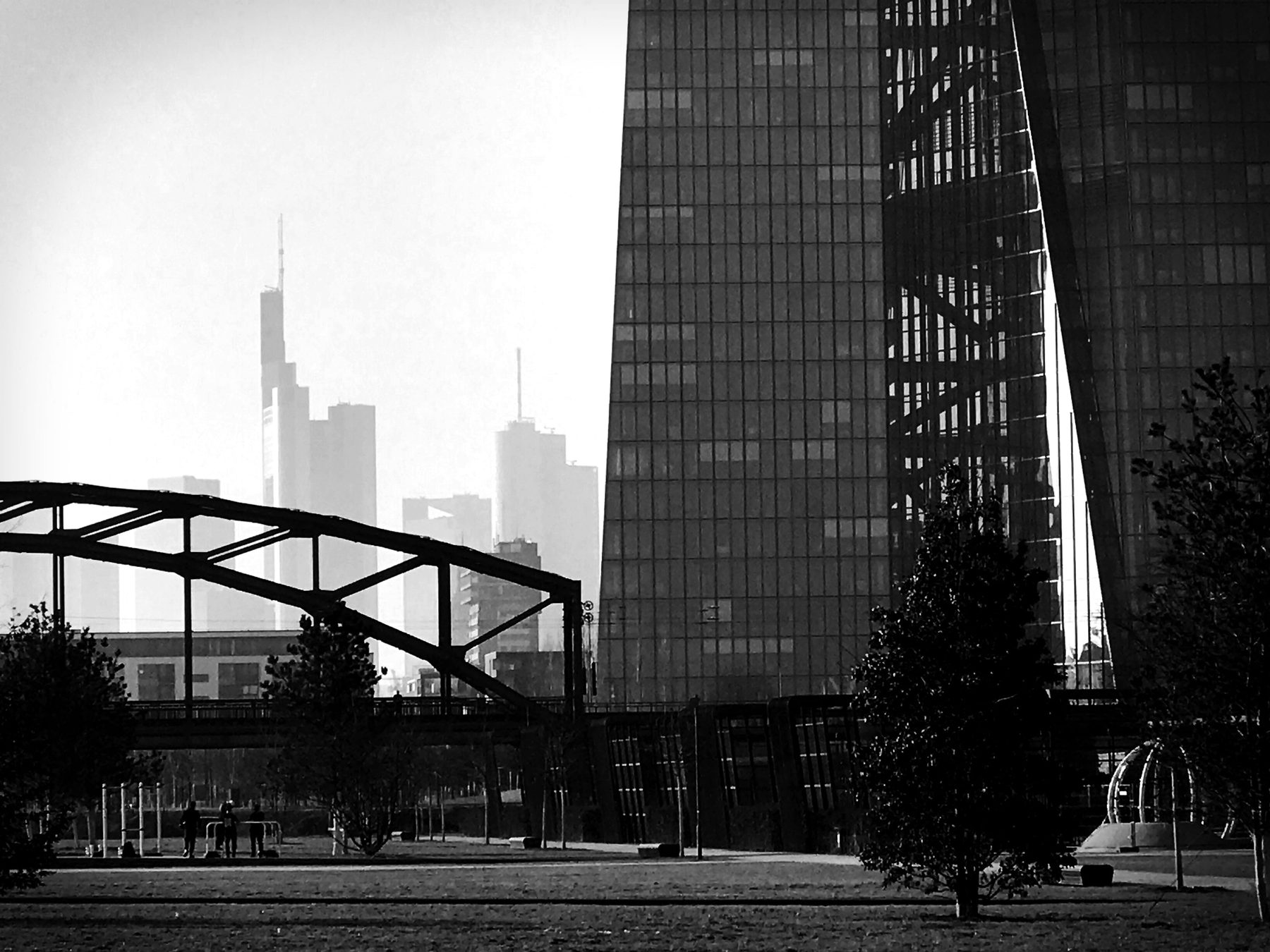 Hochhaus der Europäischen Zentralbank mit Brücke und Skyline