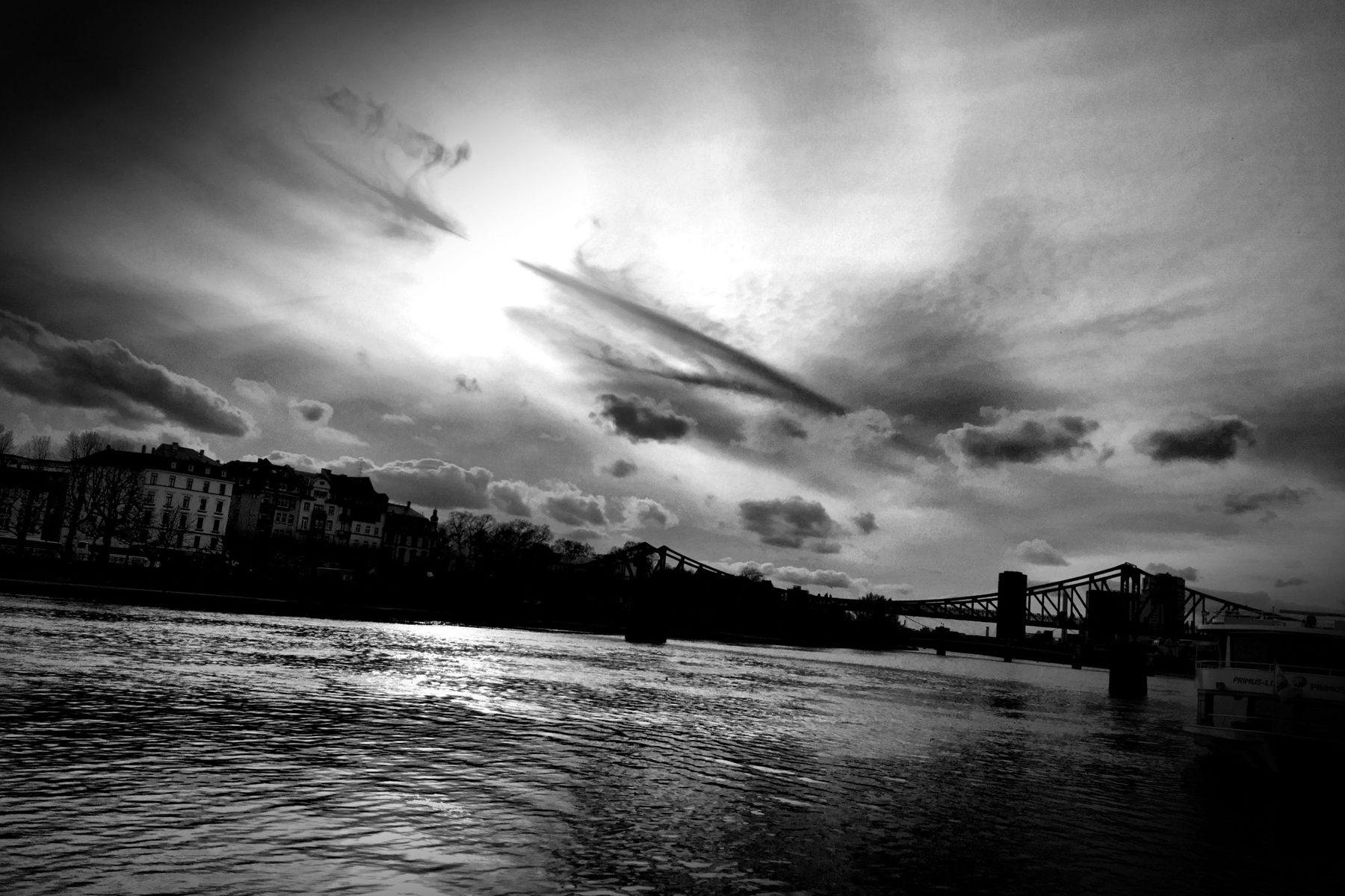 Der Main unter einem wolkenverhangenen Himmel