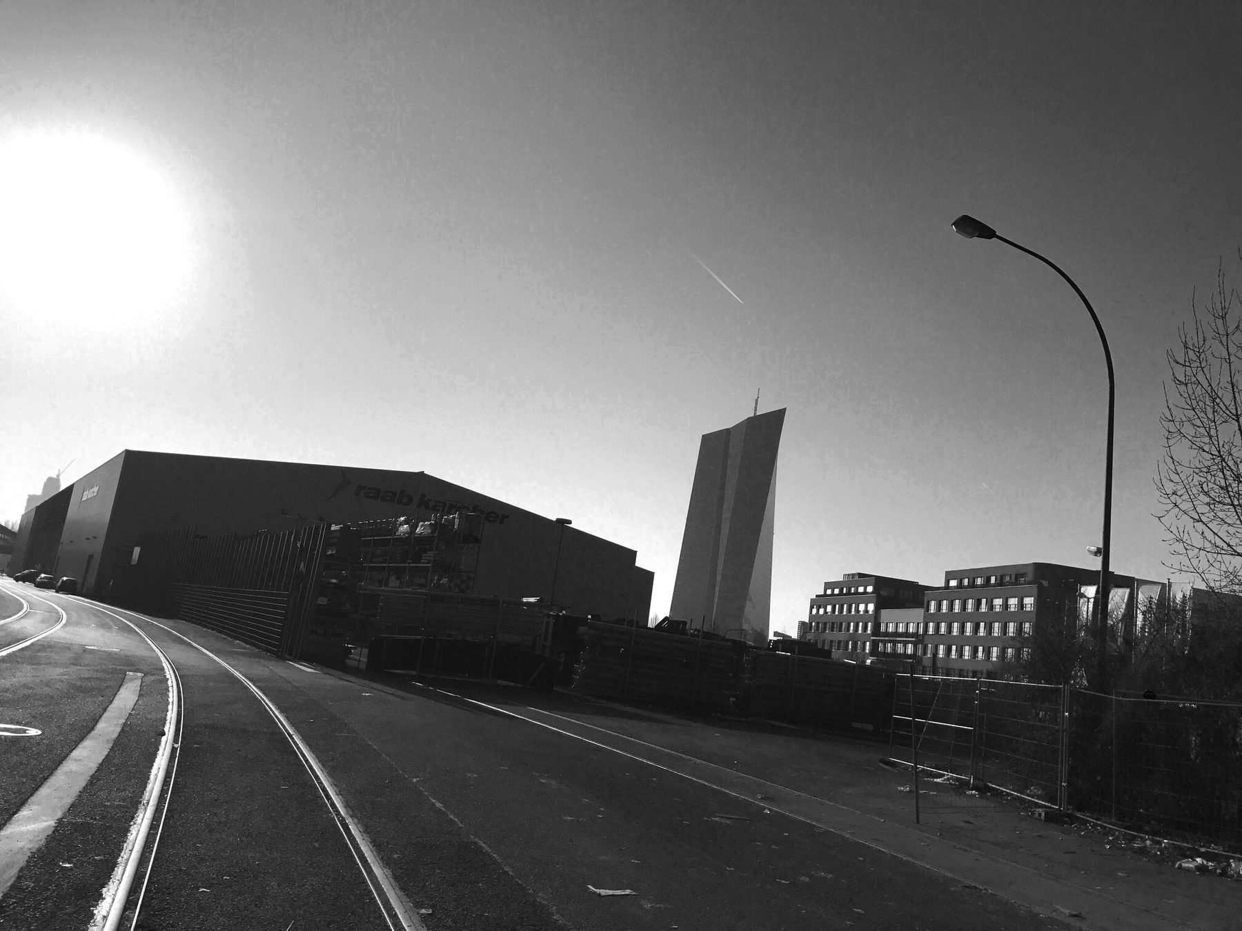 Europäische Zentralbank hinter Gleisen und Straße im Ostend