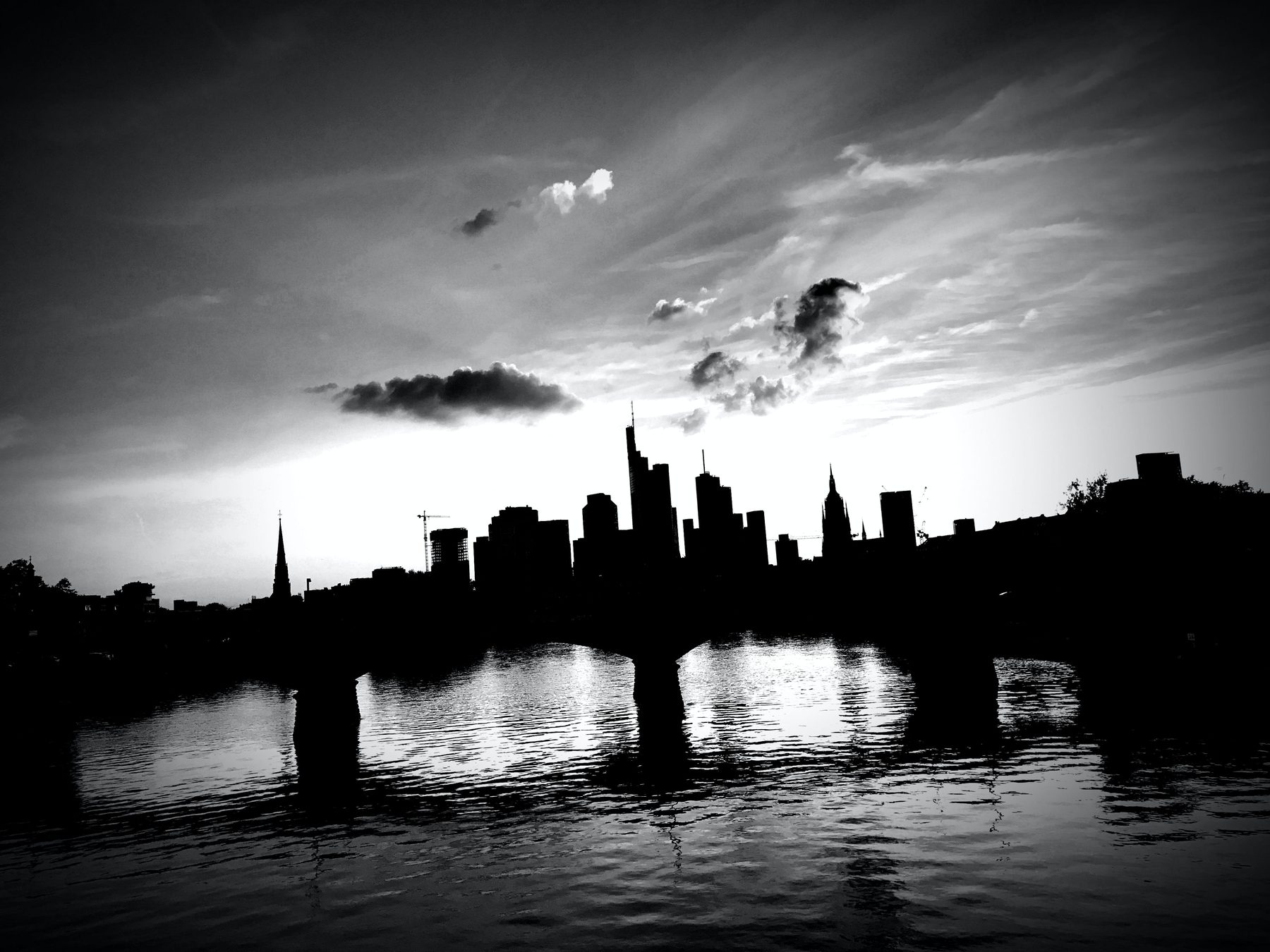 Skyline und Brücke über dem Main im Gegenlicht